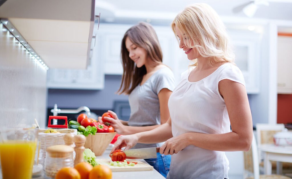Women Preparing Lunch1 1024x630
